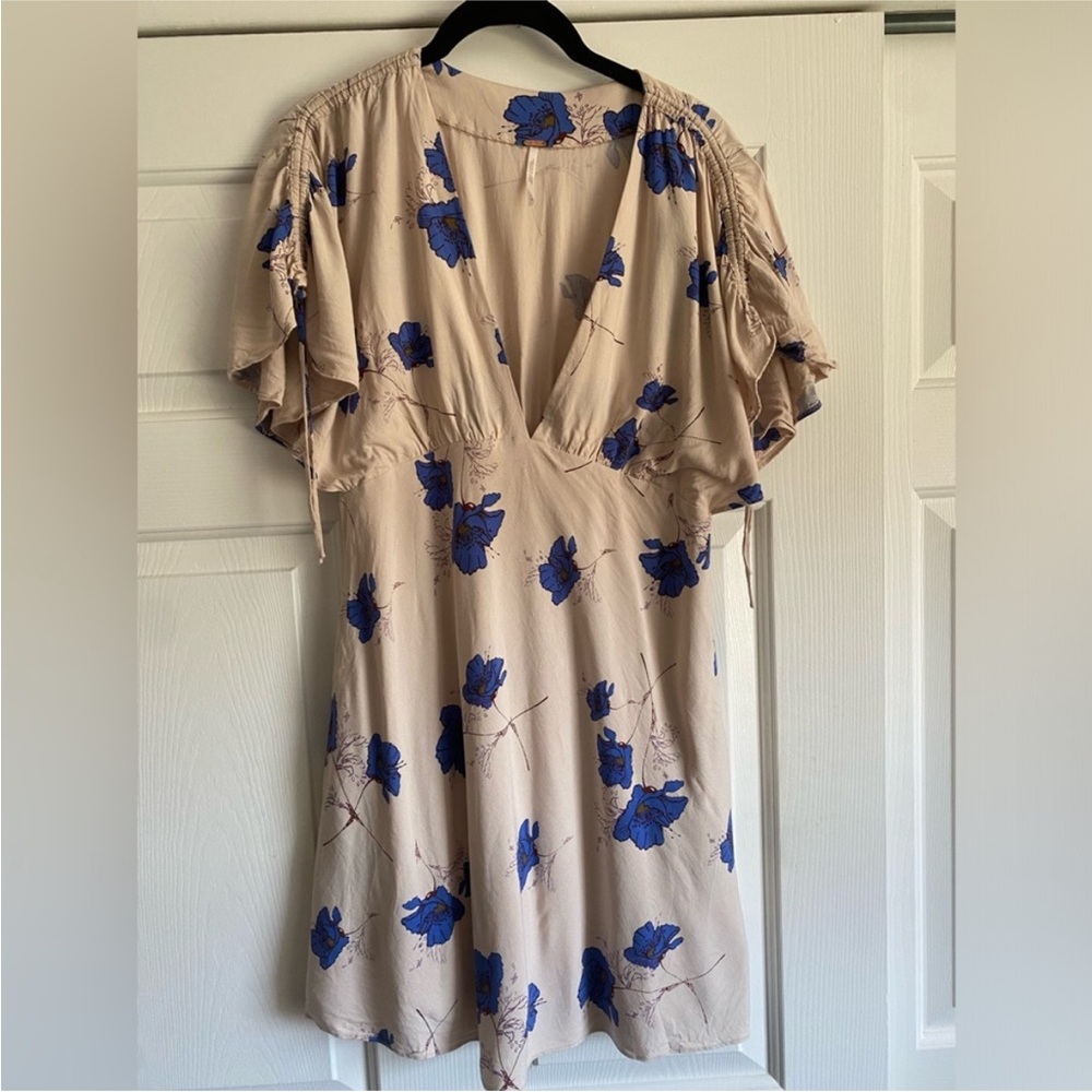 Free People Revolve Melanie Drapey Blue Floral V-Neck Dress in Pearl - Picture 6 of 9